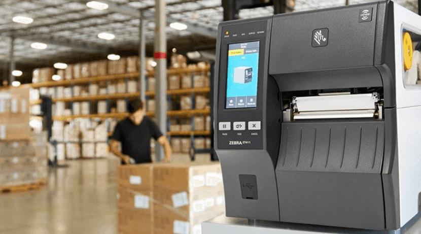 Impresora industrial de etiquetas de envío en el almacén de un eCommerce.