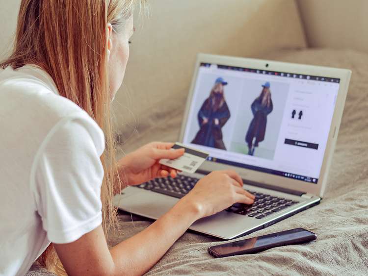 mujer haciendo compra online consultando la ficha de un producto