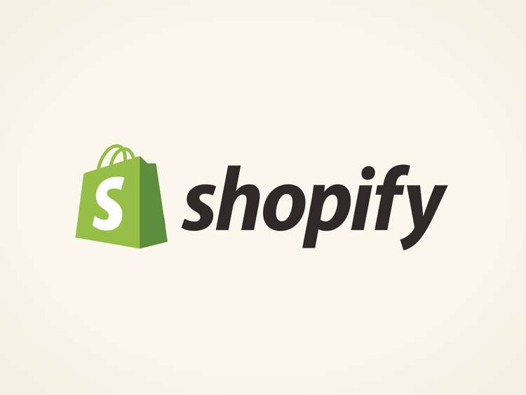 Grafika przedstawiająca czarne logo shopify na jasnym tle obok niego znajduje się zielona torba z literą S która symbolizuje Shopify, czyli platformę eCommerce do tworzenia sklepów online 