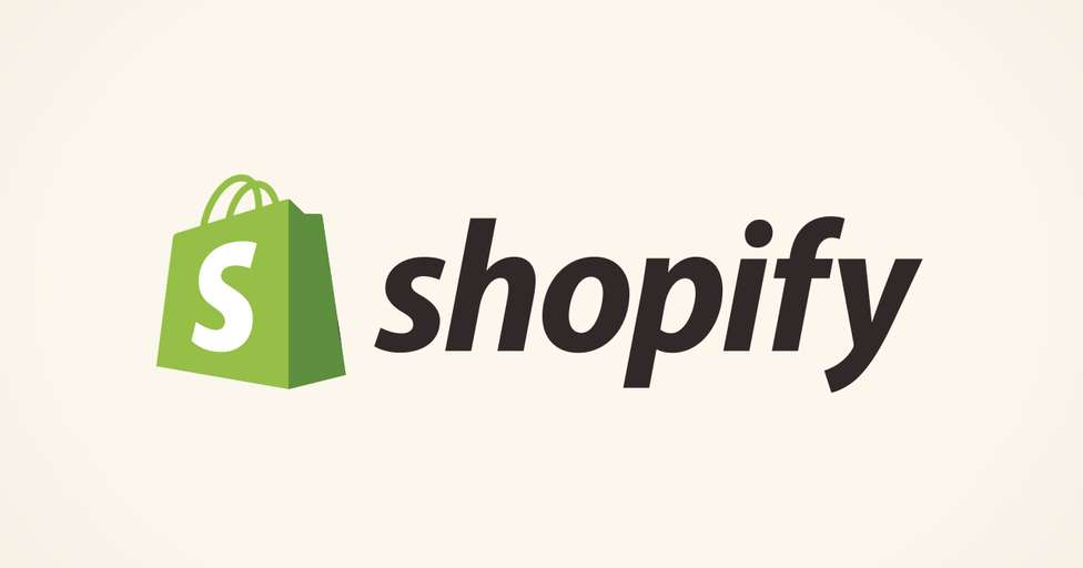 Grafika przedstawiająca czarne logo shopify na jasnym tle obok niego znajduje się zielona torba z literą S która symbolizuje Shopify, czyli platformę eCommerce do tworzenia sklepów online 