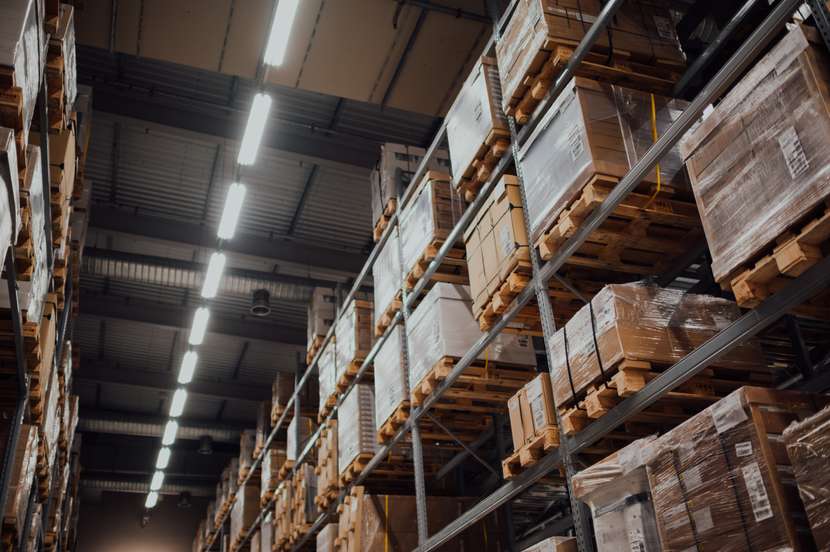 packing num armazém logístico de 3PL cheio de mercadorias embaladas.