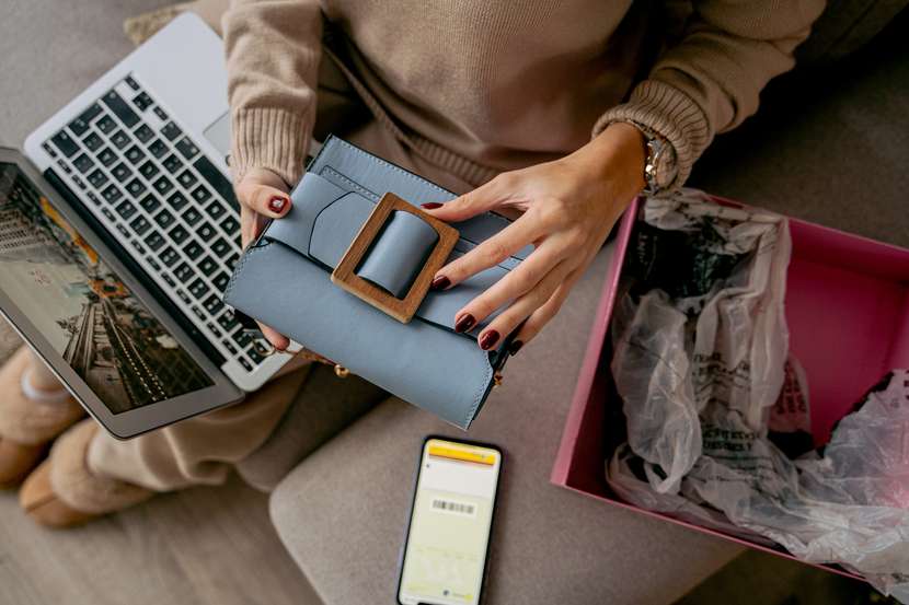 Mujer gestiona las devoluciones de una compra online.