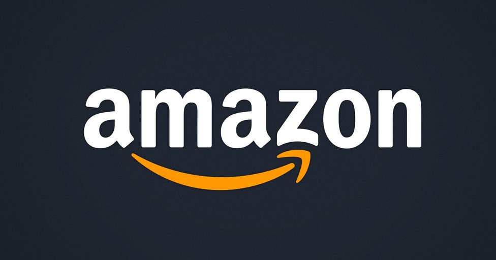 Grafika przedstawia pomarańczowy napis Amazon czyli logo tej firmy na tle czarnym pod napisem znajduje się pomarańczowa strzałka Amazon jest globalną platformą do sprzedaży online