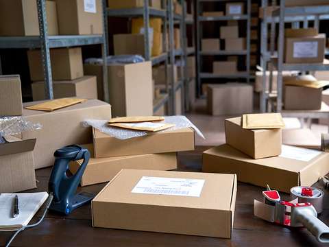 Proceso de preparación de pedidos en el almacén de una tienda online