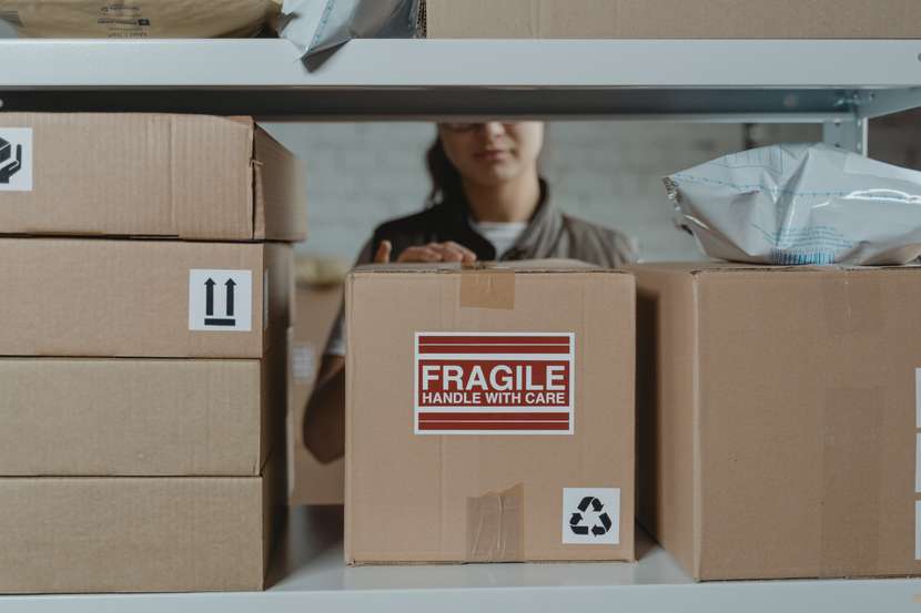 Embalaje de productos frágiles en el almacén de un eCommerce.