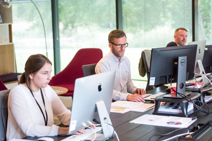 el equipo de atención al cliente debe poner todos sus esfuerzos en solventar problemas