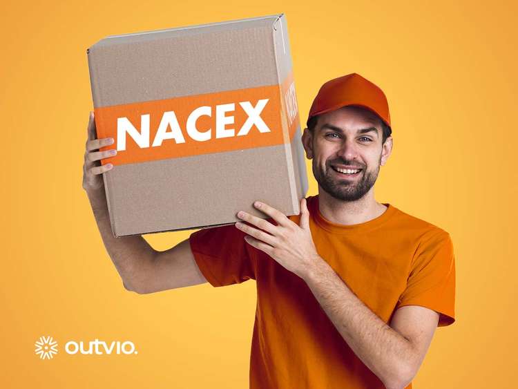 Operario realiza envíos con Nacex hacia tiendas online de España.