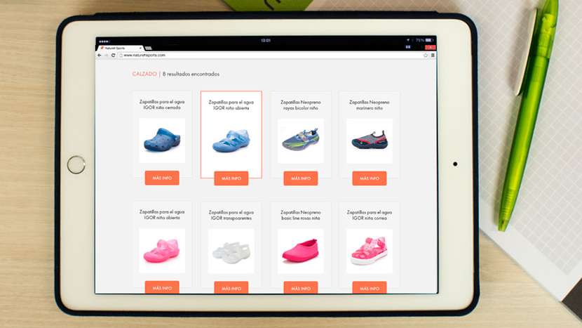 Chica mira vídeos del catálogo de productos de una tienda online de calzado.