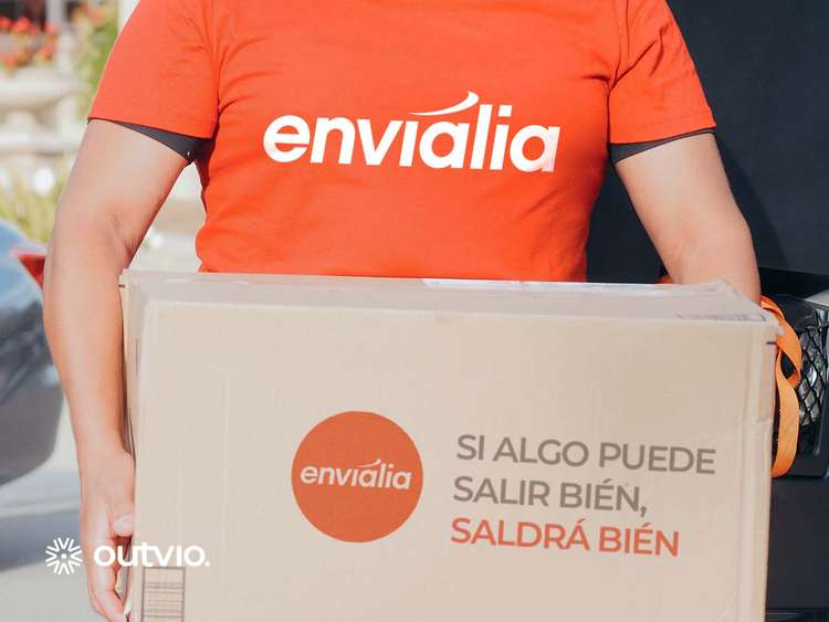 Operario de la empresa Envialia reparte envíos.
