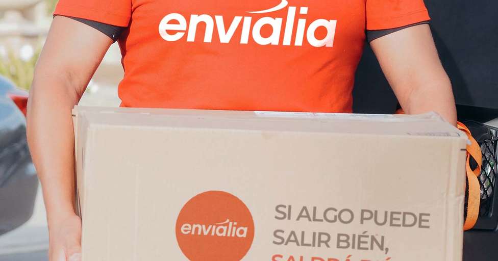 Operario de la empresa Envialia reparte envíos.