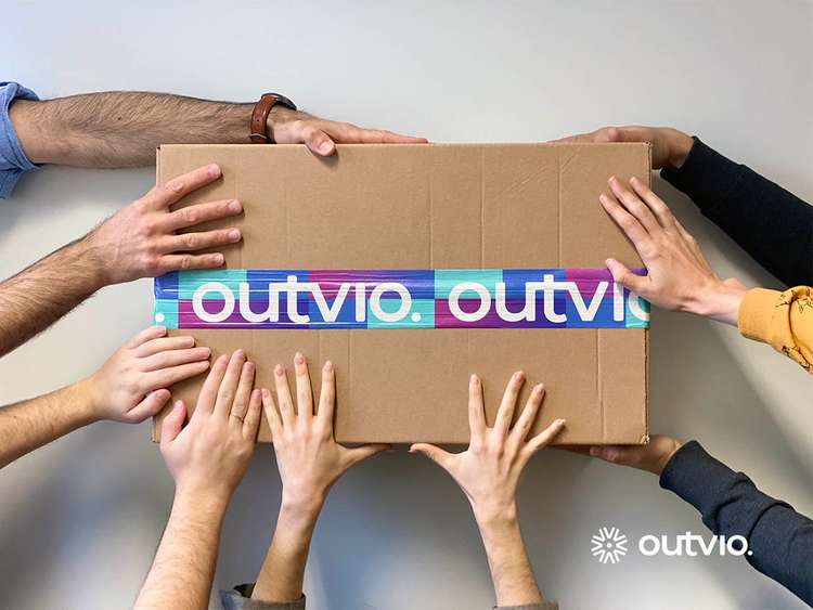 Outvio-Paket getragen von vielen Händen