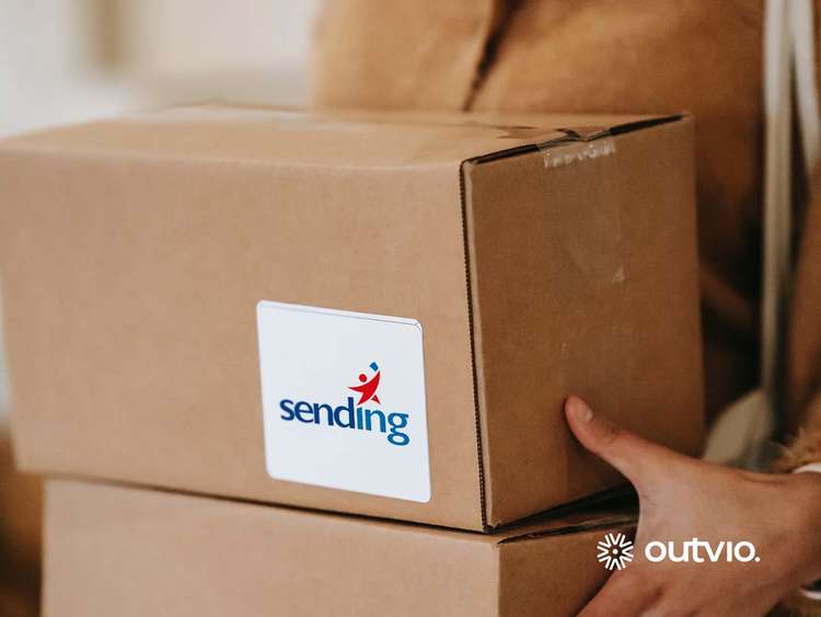 Operario de Sending prepara envíos para tiendas online.
