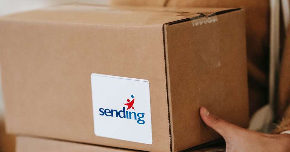 Operario de Sending prepara envíos para tiendas online.