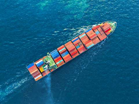 Das Containerschiff transportiert die Supply Chain von Tausenden von eCommerce