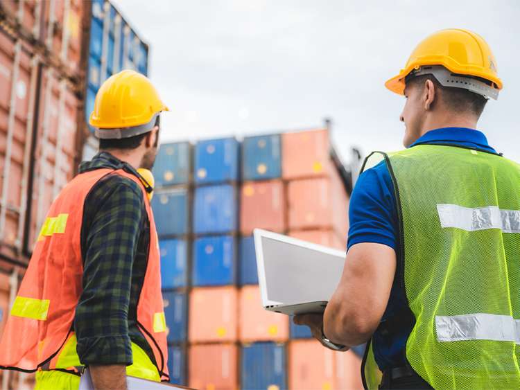Operadores revisan contenedores destinados a la logística internacional.