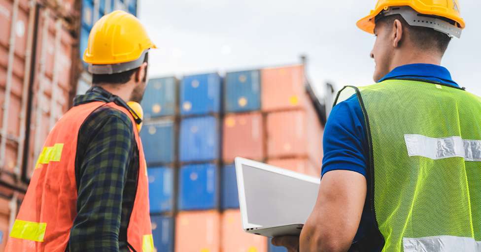 Operadores revisan contenedores destinados a la logística internacional.