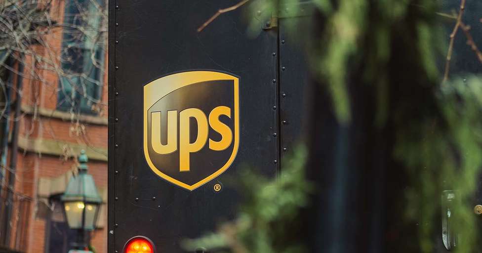 UPS Mitarbeiter kümmern sich um den Versand von Paketen