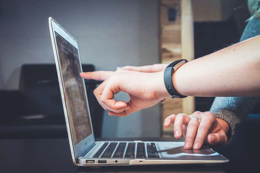 employees from an online shop work on customer loyalty