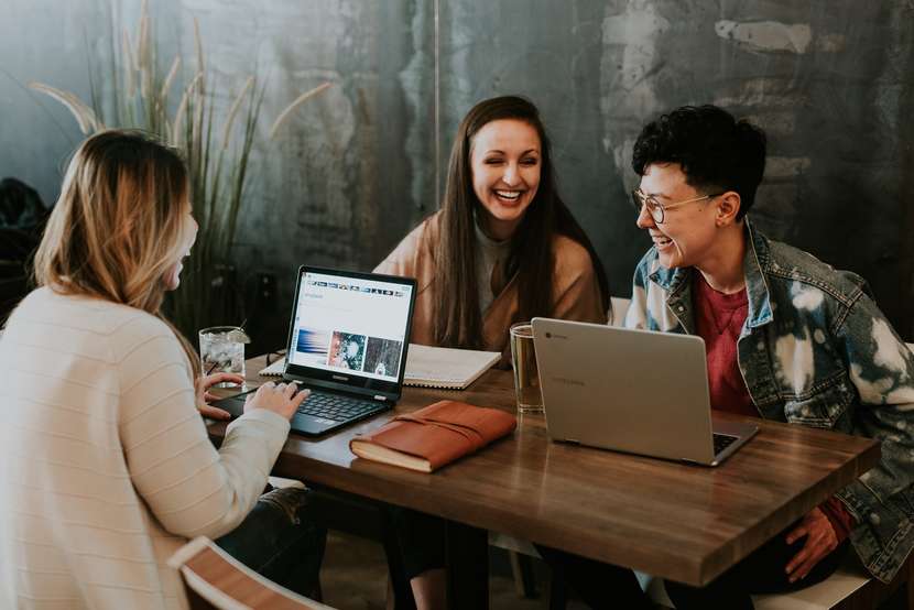 empleados de una tienda online aprendiendo qué es pim y cómo conectar departamentos