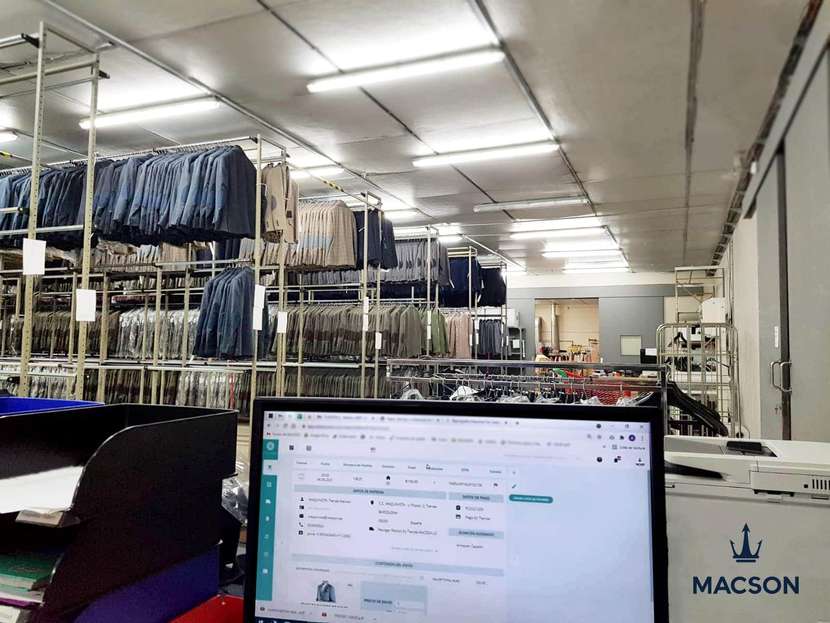 Ordenador de un almacén de logística del ecommerce de moda Macson Automatización del eCommerce