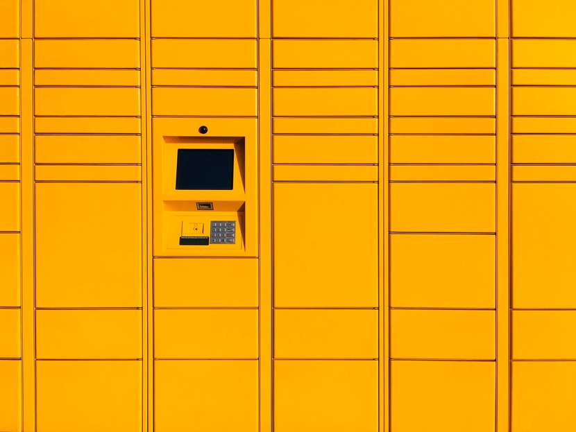 parcel lockers são cacifos para recolher e enviar encomendas