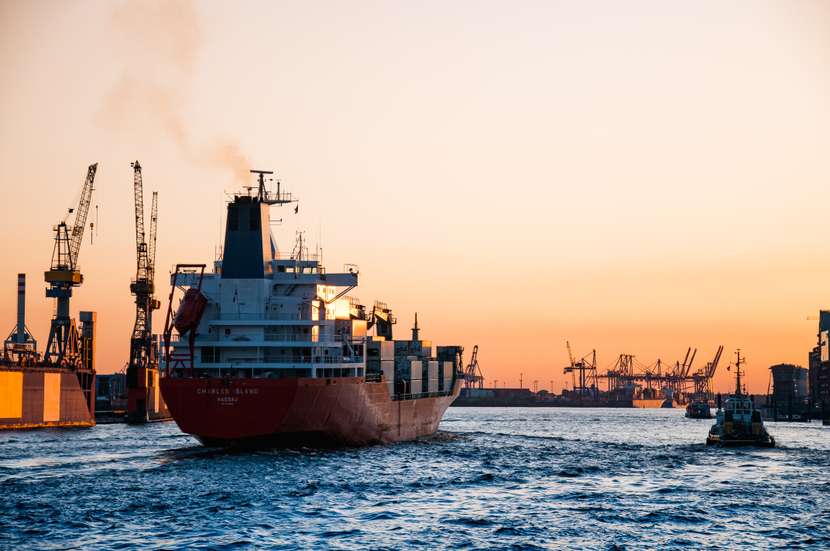 Barco para el transporte multimodal de mercancía entre diferentes países.