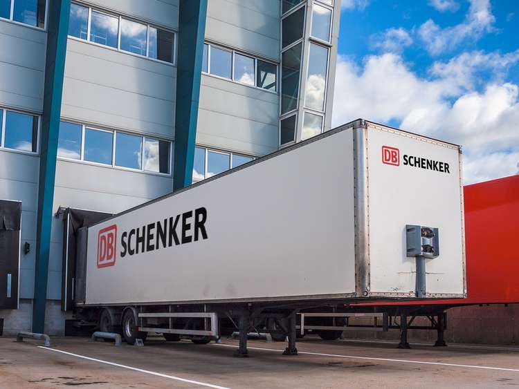 Przesyłki i paczki firmy logistycznej DB Schenker.