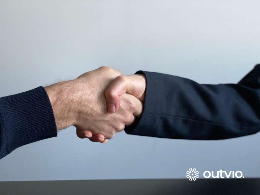 dos personas dándose la mano después de vender online en manomano