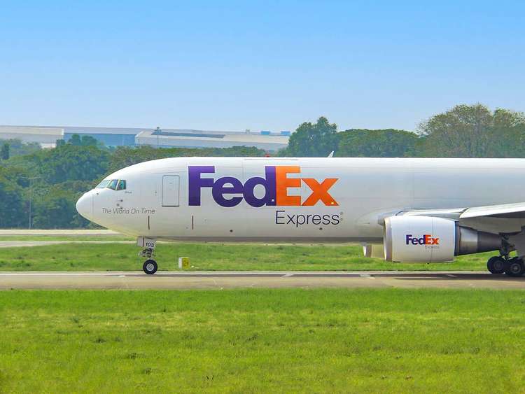 Empresa de transporte de Fedex reparte envíos por avión.